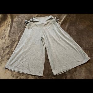 Gray Capri length palooza pants.Bow & bead detail